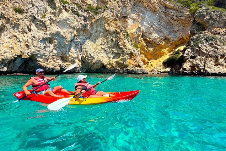 Kayak tour exploring caves and snorkeling in the clear waters of Cala Granadella, Benidorm, photo 6 | wizardtrip