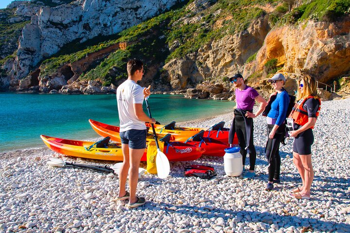 Kayak tour exploring caves and snorkeling in the clear waters of Cala Granadella, Benidorm, photo 9 | wizardtrip