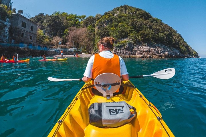 Kayaking along the Sorrento coast to Bagni Regina Giovanna, Italy, photo 6 | wizardtrip