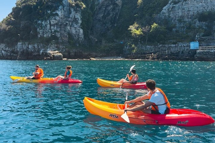 Kayaking along the Sorrento coast to Bagni Regina Giovanna, Italy, photo 7 | wizardtrip