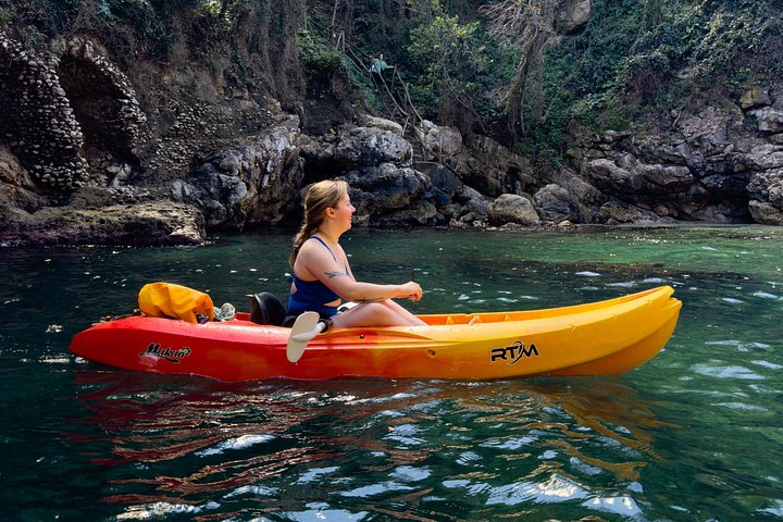 Kayaking along the Sorrento coast to Bagni Regina Giovanna, Italy, photo 8 | wizardtrip