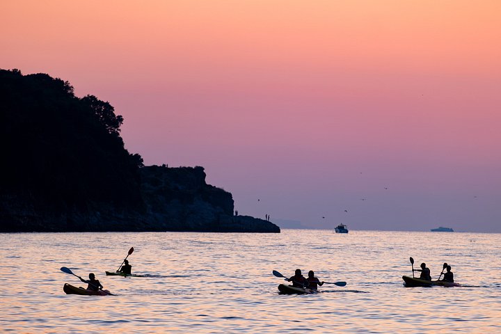Kayaking along the Sorrento coast to Bagni Regina Giovanna, Italy, photo 14 | wizardtrip