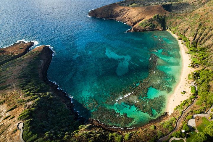 オアフ島のダイヤモンドヘッド、ハナウマ湾、聖なる滝などの絶景を巡るヘリコプター遊覧飛行、写真9 | wizardtrip