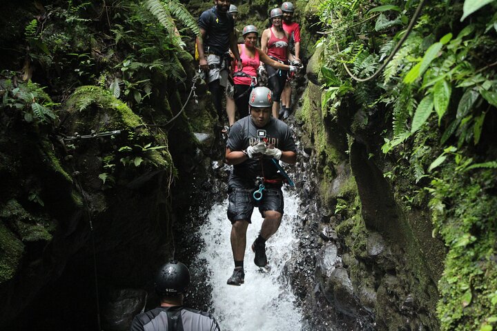 Canyoning und Wasserfall-Abseilen am Vulkan Arenal ab La Fortuna | wizardtrip