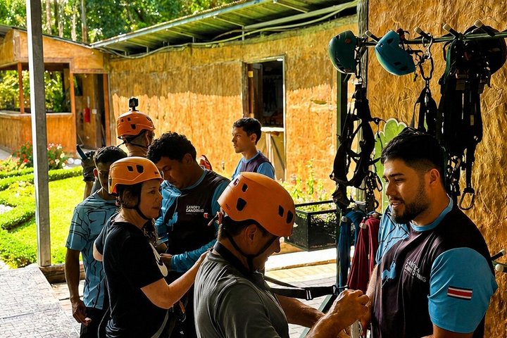 コスタリカ、ラ・フォルトゥナでの滝下りラペリングとジップラインを備えたキャニオニングアドベンチャー、写真36 | wizardtrip