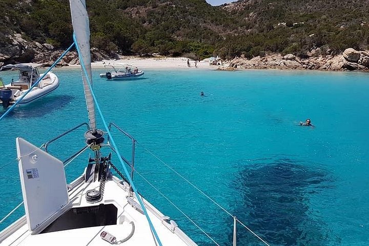 Tour in barca a vela nell'Arcipelago de La Maddalena, Sardegna, Italia, foto 13 | wizardtrip