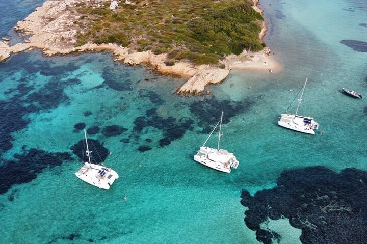 Excursión en catamarán por el Archipiélago de La Maddalena, Cerdeña, Italia, con natación y snorkel, foto 10 | wizardtrip