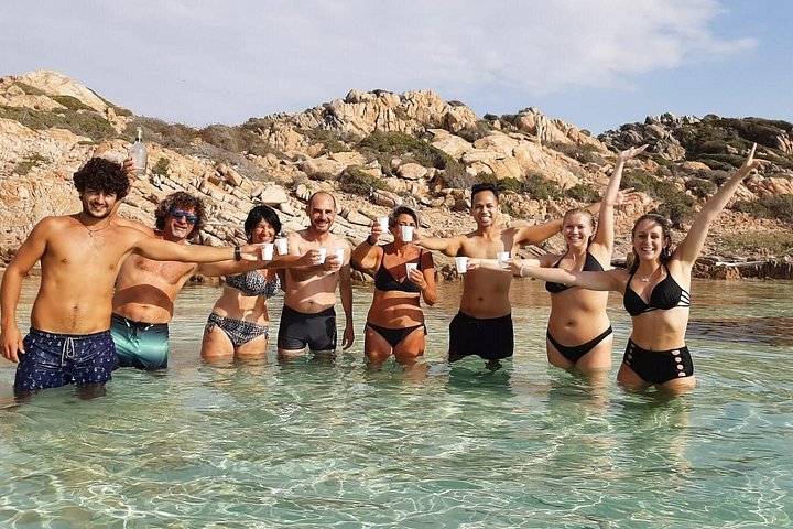 Luxe catamaran cruise die de prachtige baaien en stranden van de Maddalena Archipel op Sardinië verkent, foto 15 | wizardtrip