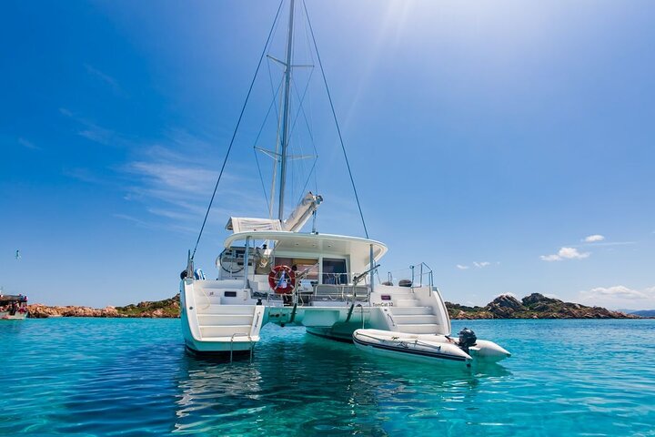 Luxe catamaran cruise die de prachtige baaien en stranden van de Maddalena Archipel op Sardinië verkent, foto 16 | wizardtrip