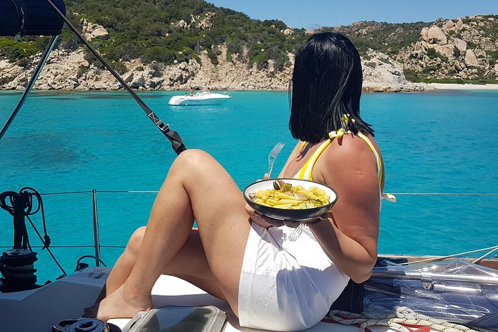 Luxe catamaran cruise die de prachtige baaien en stranden van de Maddalena Archipel op Sardinië verkent, foto 17 | wizardtrip