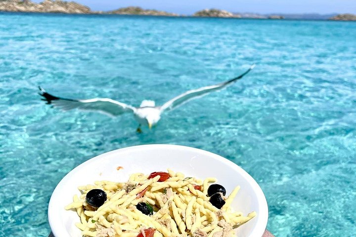 Luxe catamaran cruise die de prachtige baaien en stranden van de Maddalena Archipel op Sardinië verkent, foto 19 | wizardtrip