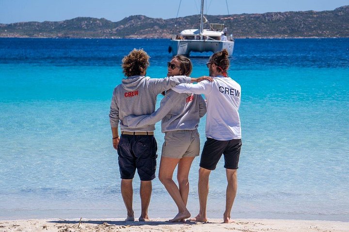 Passeio de catamarã explorando as águas turquesa e as ilhas do Arquipélago de La Maddalena, Sardenha, foto 6 | wizardtrip