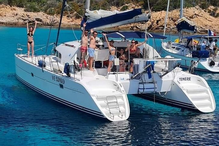 Passeio de catamarã explorando as águas turquesa e as ilhas do Arquipélago de La Maddalena, Sardenha, foto 12 | wizardtrip
