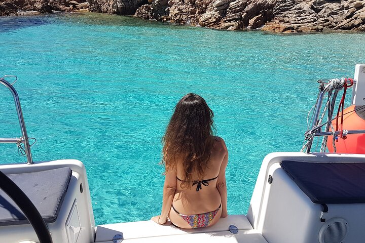 Passeio de catamarã explorando as águas turquesa e as ilhas do Arquipélago de La Maddalena, Sardenha, foto 28 | wizardtrip