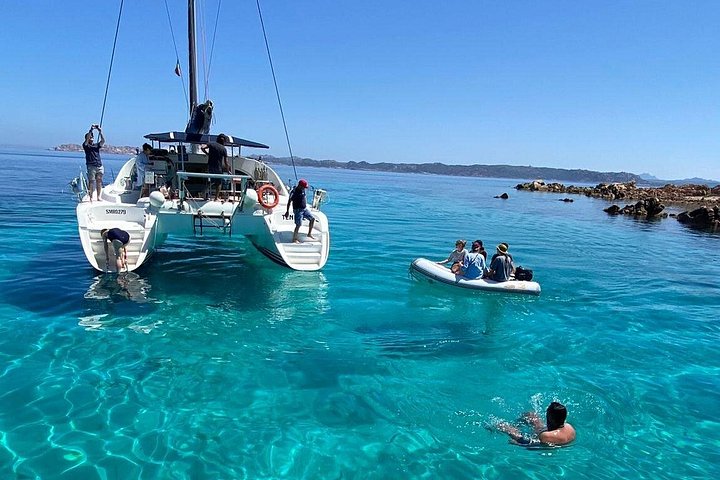 Passeio de catamarã explorando as águas turquesa e as ilhas do Arquipélago de La Maddalena, Sardenha, foto 31 | wizardtrip