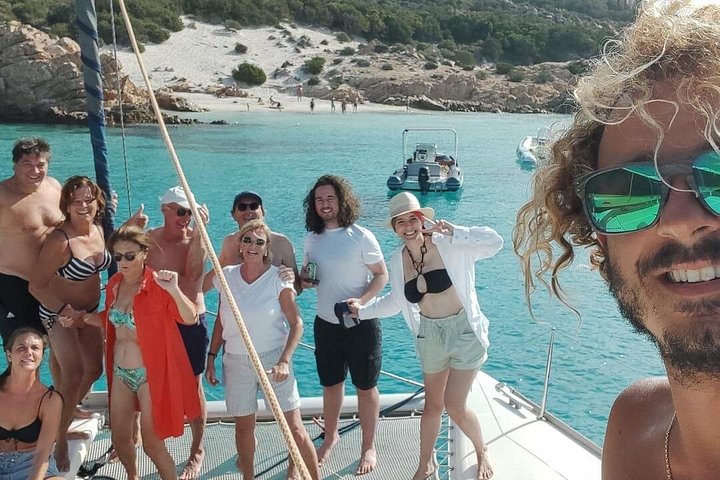 Passeio de catamarã explorando as águas turquesa e as ilhas do Arquipélago de La Maddalena, Sardenha, foto 33 | wizardtrip