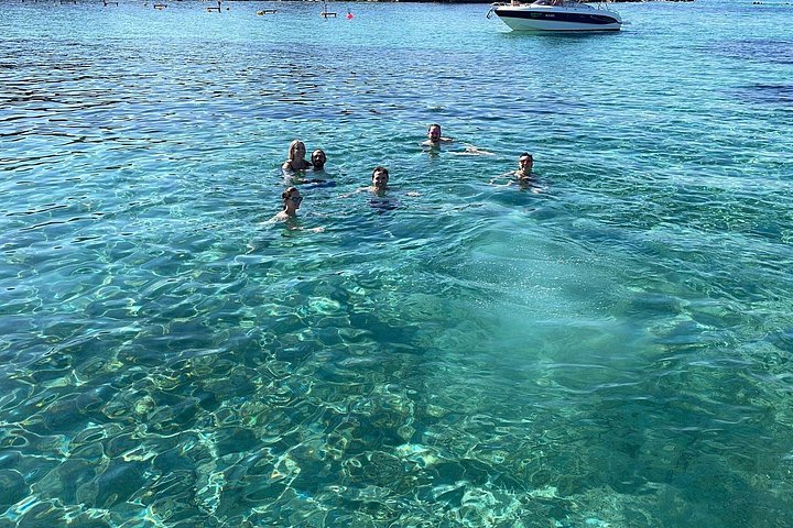 Passeio de catamarã explorando as águas turquesa e as ilhas do Arquipélago de La Maddalena, Sardenha, foto 36 | wizardtrip