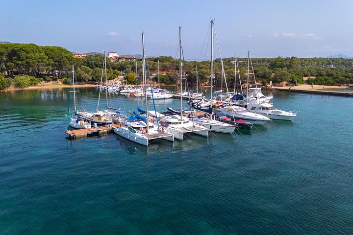 Passeio de catamarã explorando as águas turquesa e as ilhas do Arquipélago de La Maddalena, Sardenha, foto 38 | wizardtrip