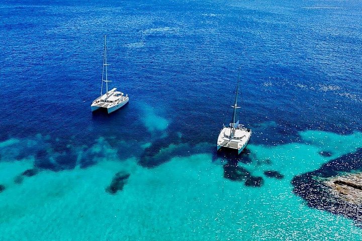 Passeio de catamarã explorando as águas turquesa e as ilhas do Arquipélago de La Maddalena, Sardenha, foto 45 | wizardtrip