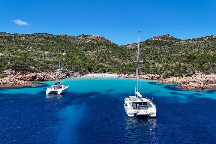 Passeio de catamarã explorando as águas turquesa e as ilhas do Arquipélago de La Maddalena, Sardenha, foto 46 | wizardtrip