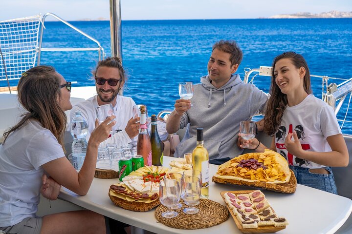 Passeio de catamarã no Arquipélago da Madalena, Sardenha, com natação e snorkeling em águas turquesa, foto 7 | wizardtrip