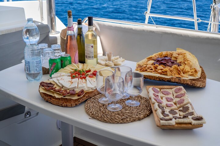 Passeio de catamarã no Arquipélago da Madalena, Sardenha, com natação e snorkeling em águas turquesa, foto 13 | wizardtrip