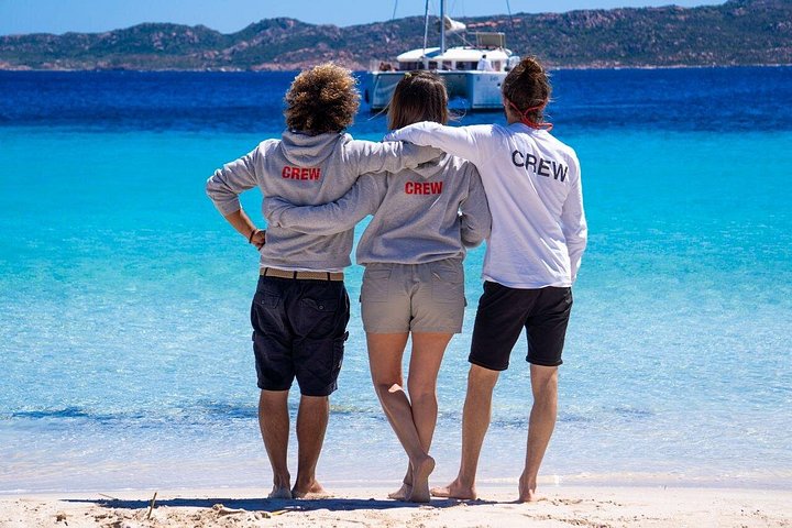 Passeio de catamarã no Arquipélago da Madalena, Sardenha, com natação e snorkeling em águas turquesa, foto 17 | wizardtrip