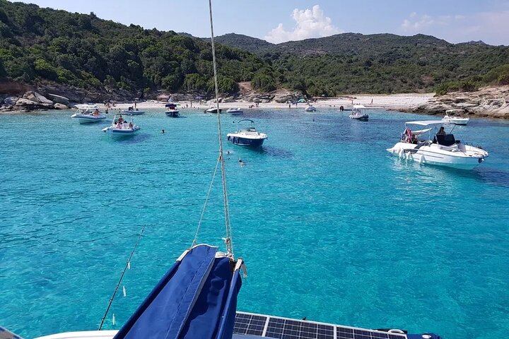 Passeio de catamarã no Arquipélago da Madalena, Sardenha, com natação e snorkeling em águas turquesa, foto 33 | wizardtrip