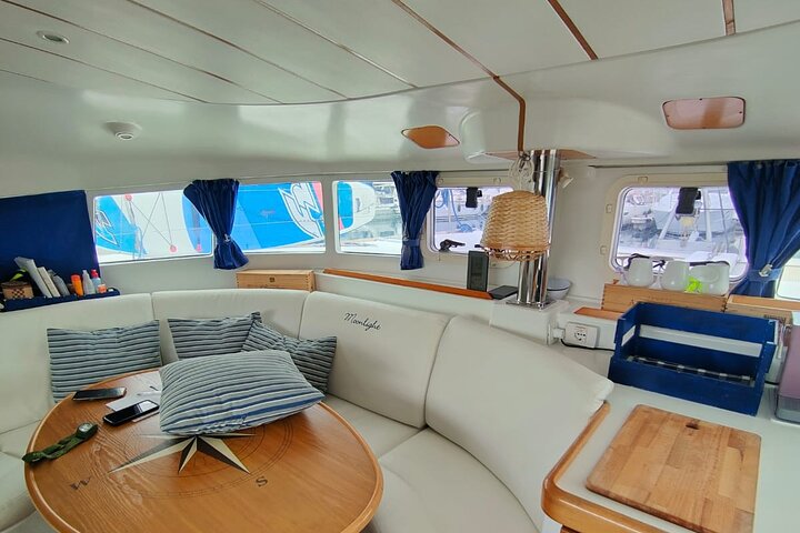 Passeio de catamarã no Arquipélago da Madalena, Sardenha, com natação e snorkeling em águas turquesa, foto 38 | wizardtrip