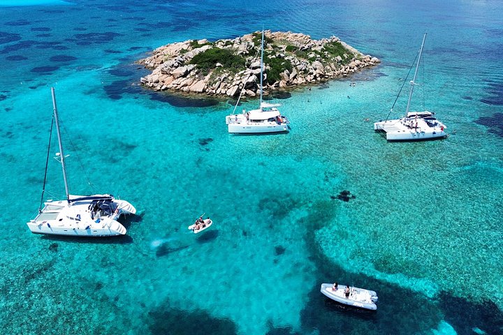 Passeio de catamarã no Arquipélago da Madalena, Sardenha, com natação e snorkeling em águas turquesa, foto 40 | wizardtrip