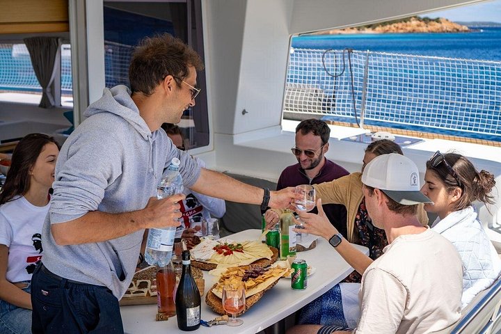 Passeio de catamarã no Arquipélago da Madalena, Sardenha, com natação e snorkeling em águas turquesa, foto 44 | wizardtrip