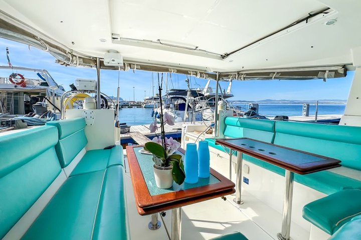Tour en velero por el Archipiélago de La Maddalena a bordo de un monomarán, con aguas cristalinas y playas hermosas, foto 7 | wizardtrip