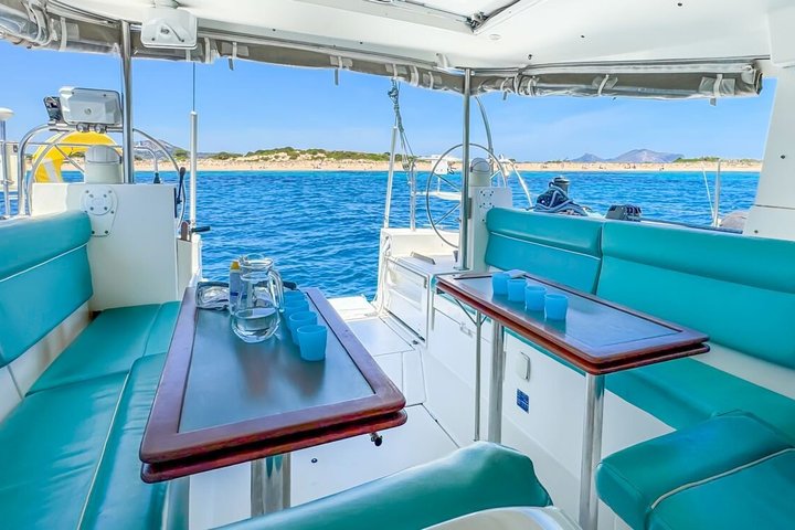 Tour en velero por el Archipiélago de La Maddalena a bordo de un monomarán, con aguas cristalinas y playas hermosas, foto 9 | wizardtrip