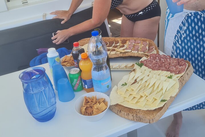Tour en velero por el Archipiélago de La Maddalena a bordo de un monomarán, con aguas cristalinas y playas hermosas, foto 12 | wizardtrip
