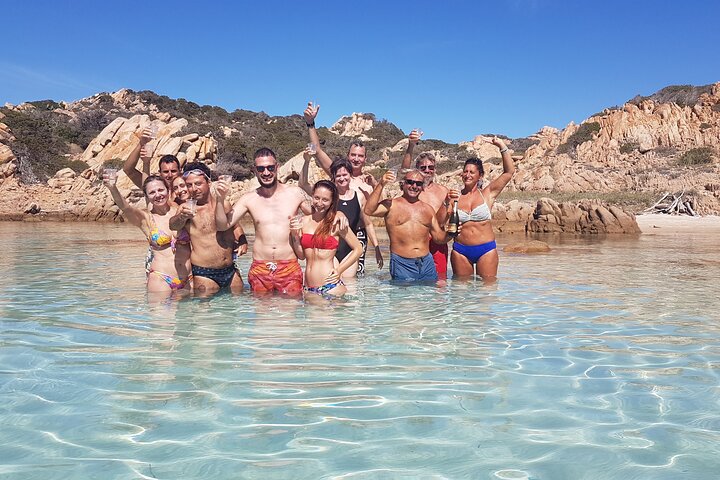 Tour en velero por el Archipiélago de La Maddalena a bordo de un monomarán, con aguas cristalinas y playas hermosas, foto 15 | wizardtrip