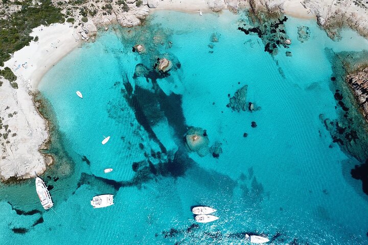 Tour en velero por el Archipiélago de La Maddalena a bordo de un monomarán, con aguas cristalinas y playas hermosas, foto 16 | wizardtrip