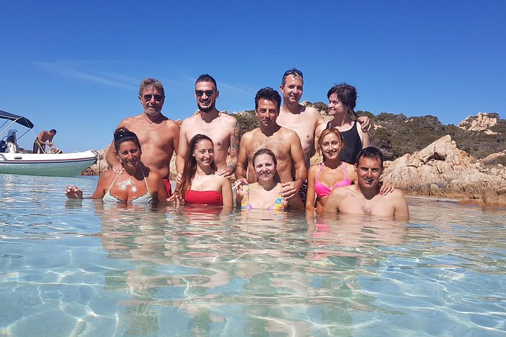 Tour en velero por el Archipiélago de La Maddalena a bordo de un monomarán, con aguas cristalinas y playas hermosas, foto 19 | wizardtrip