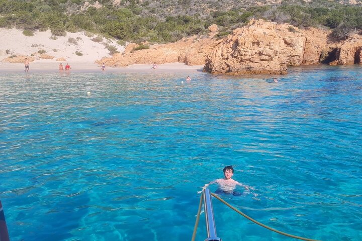 Tour en velero por el Archipiélago de La Maddalena a bordo de un monomarán, con aguas cristalinas y playas hermosas, foto 20 | wizardtrip