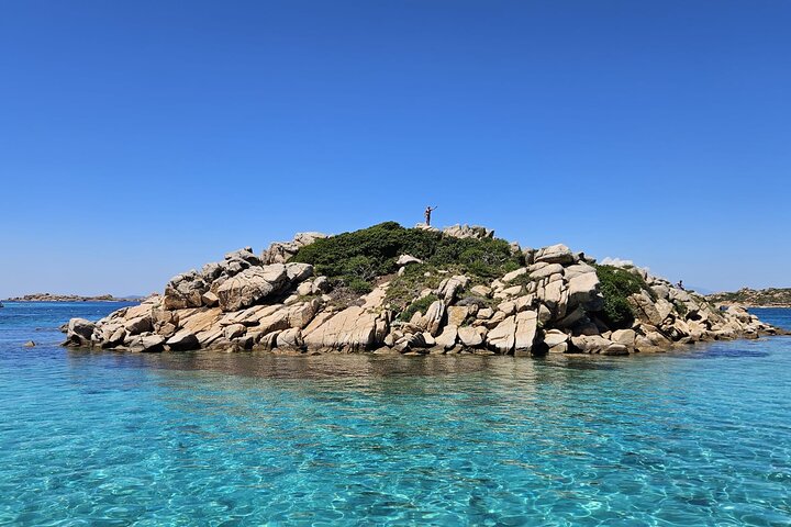 Tour en velero por el Archipiélago de La Maddalena a bordo de un monomarán, con aguas cristalinas y playas hermosas, foto 22 | wizardtrip