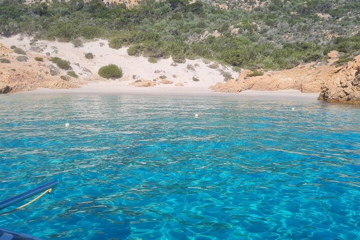 Tour en velero por el Archipiélago de La Maddalena a bordo de un monomarán, con aguas cristalinas y playas hermosas, foto 23 | wizardtrip