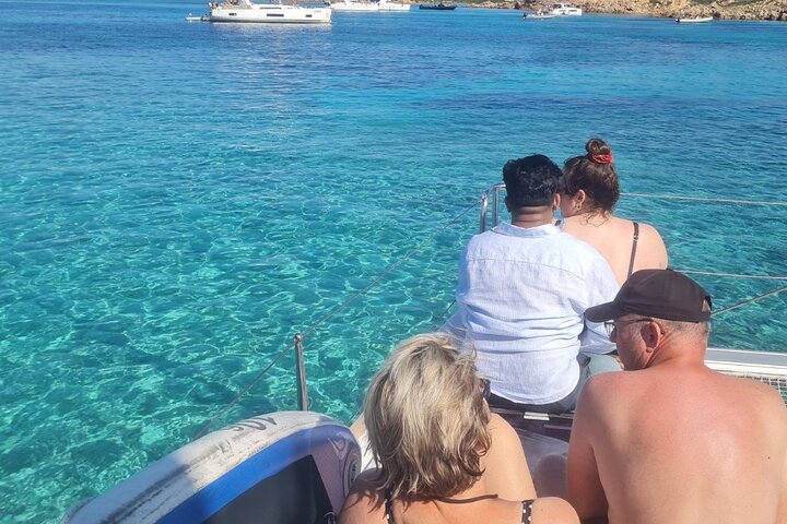 Tour en velero por el Archipiélago de La Maddalena a bordo de un monomarán, con aguas cristalinas y playas hermosas, foto 24 | wizardtrip