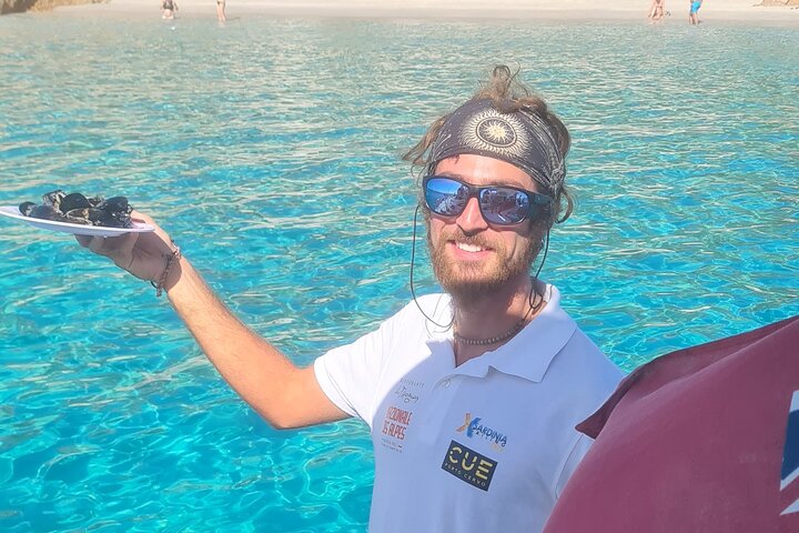Tour en velero por el Archipiélago de La Maddalena a bordo de un monomarán, con aguas cristalinas y playas hermosas, foto 25 | wizardtrip