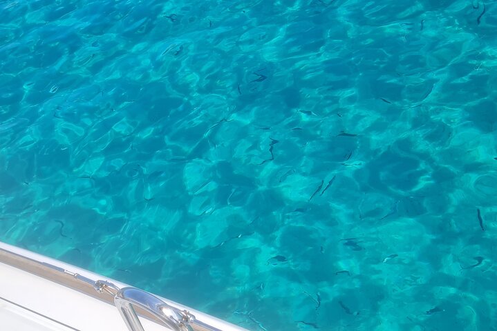 Tour en velero por el Archipiélago de La Maddalena a bordo de un monomarán, con aguas cristalinas y playas hermosas, foto 26 | wizardtrip