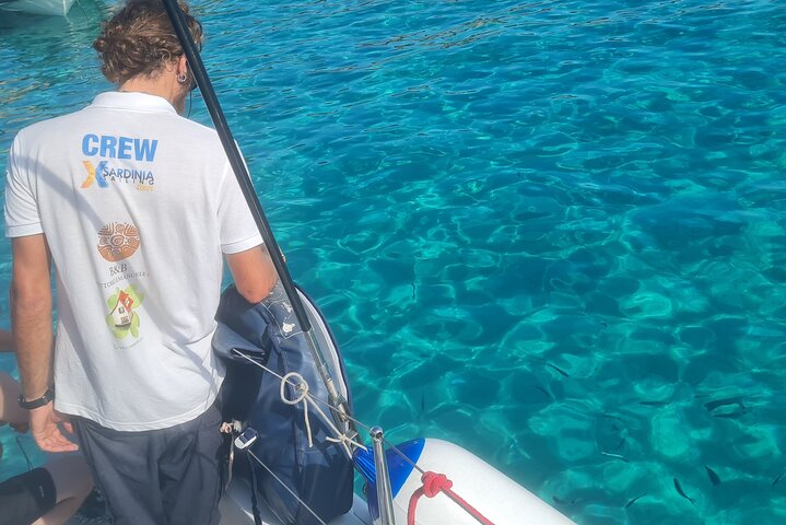 Tour en velero por el Archipiélago de La Maddalena a bordo de un monomarán, con aguas cristalinas y playas hermosas, foto 27 | wizardtrip