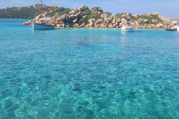Tour en velero por el Archipiélago de La Maddalena a bordo de un monomarán, con aguas cristalinas y playas hermosas, foto 29 | wizardtrip