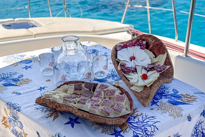 Tour en velero por el Archipiélago de La Maddalena a bordo de un monomarán, con aguas cristalinas y playas hermosas, foto 30 | wizardtrip