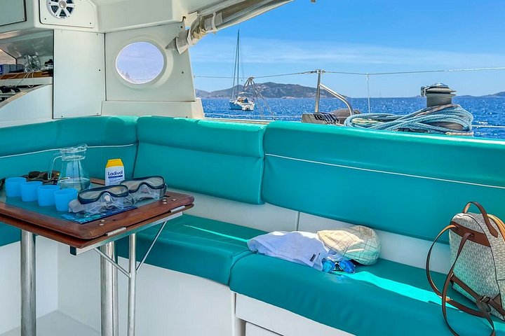 Tour en velero por el Archipiélago de La Maddalena a bordo de un monomarán, con aguas cristalinas y playas hermosas, foto 31 | wizardtrip