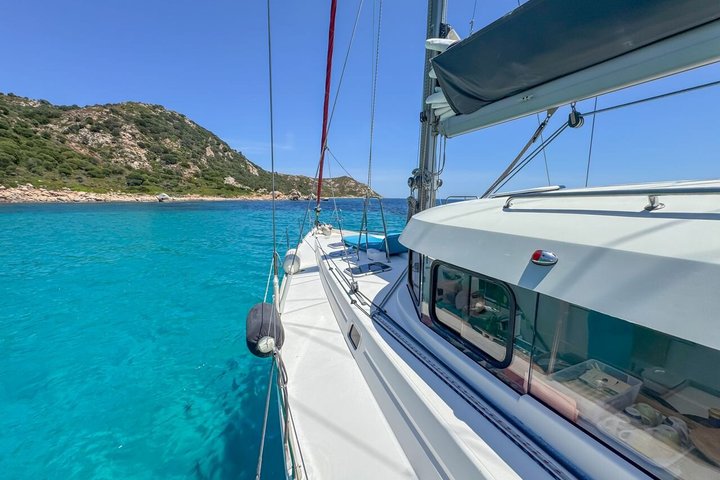 Tour en velero por el Archipiélago de La Maddalena a bordo de un monomarán, con aguas cristalinas y playas hermosas, foto 32 | wizardtrip