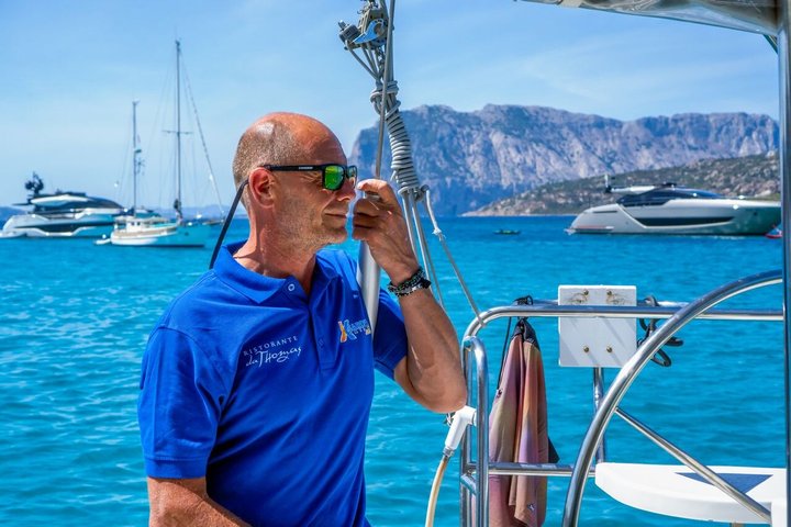 Tour en velero por el Archipiélago de La Maddalena a bordo de un monomarán, con aguas cristalinas y playas hermosas, foto 34 | wizardtrip