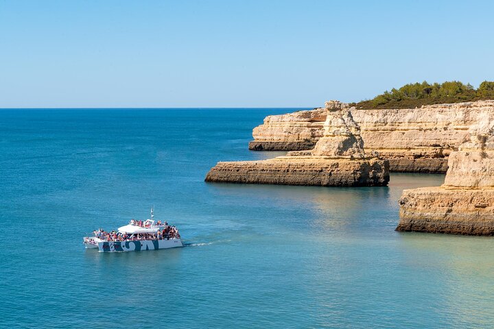 Catamaran cruise to Benagil Caves along the Algarve coast from Albufeira, Portugal, photo 8 | wizardtrip